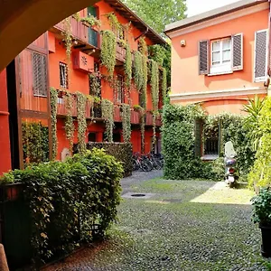 - Alzaia Naviglio Grande Milaan
